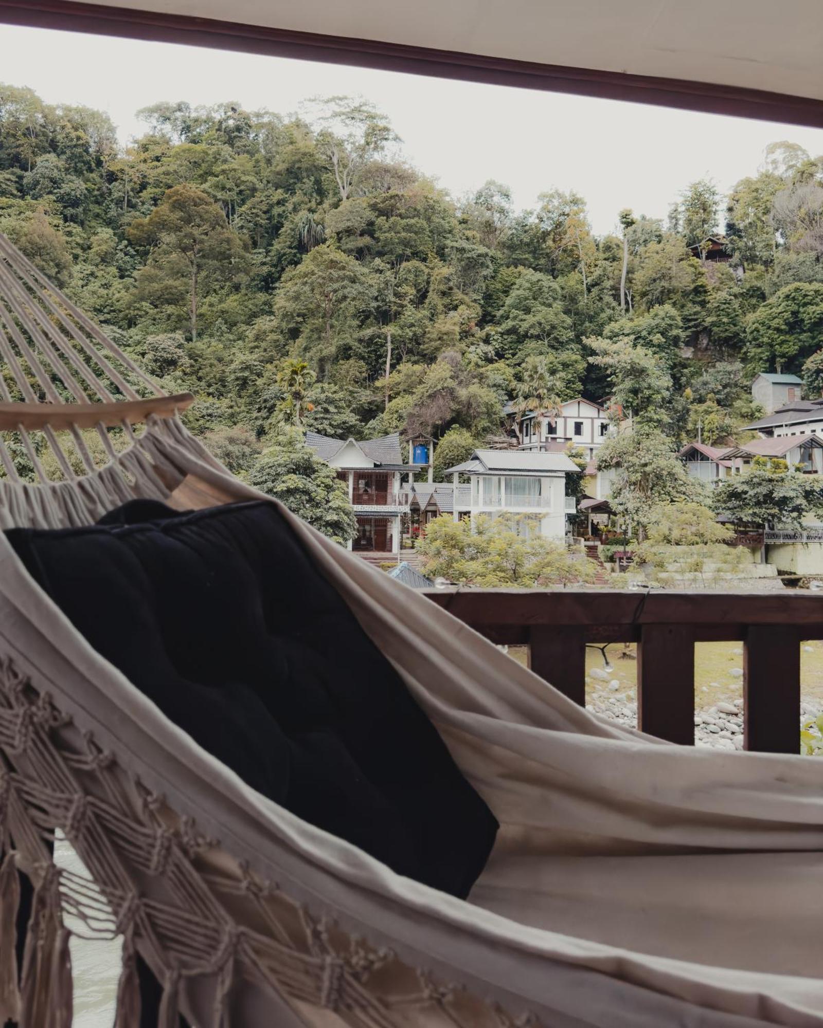 Charlys Little House Hotel Bukit Lawang Bagian luar foto