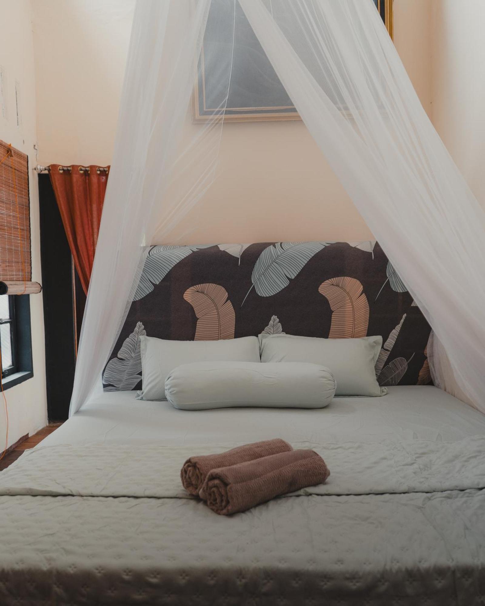 Charlys Little House Hotel Bukit Lawang Bagian luar foto